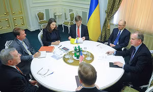Thủ tướng Yatseniuk đề nghị Mỹ ‘mua đứt’ Ukraine