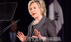 Mỹ cân nhắc đóng dấu tuyệt mật cho thư điện tử của bà Clinton