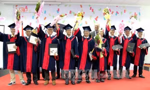 Trao bằng quốc tế cho những cử nhân đầu tiên Đại học Việt-Đức