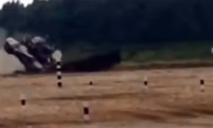 Xe tăng T-72 lộn nhào như diễn xiếc tại Nga 