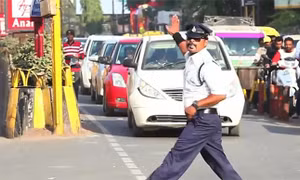 Cảnh sát Ấn nhảy moonwalk điều khiển giao thông
