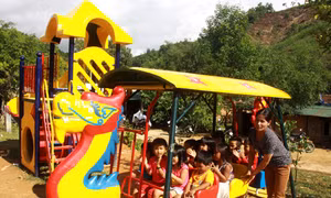 Cô giáo H’re tận tâm với trẻ