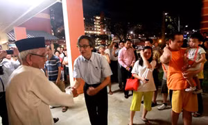 Thấy gì qua những cuộc 'tiếp xúc' dân của chính khách Singapore?