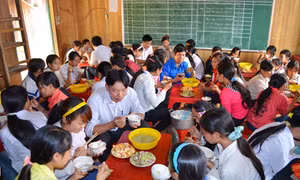 Bữa cơm bán trú vùng cao