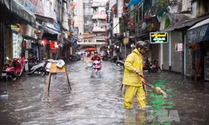 Xoáy thấp gây mưa lớn khắp Bắc bộ
