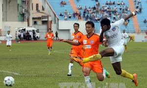 QNK Quảng Nam đánh bại "anh em" SHB Đà Nẵng 2-1 