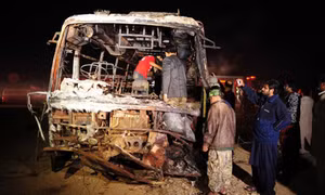 Pakistan: Xe chở dầu đâm xe buýt, 50 người chết