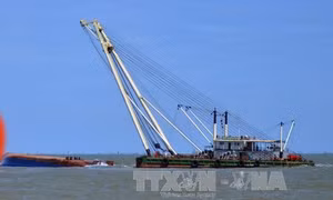 Trục vớt tàu Hoàng Phúc 18 trên sông Soài Rạp