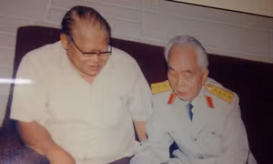  Xếp bút nghiên lên đàng tranh đấu