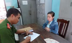 Bắt giữ đối tượng giả làm người nhà học sinh để lừa đảo