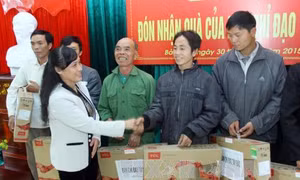 Lãnh đạo Đảng, Nhà nước tặng quà Tết các hộ nghèo, gia đình chính sách