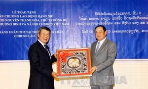 Lào trao Huân chương Lao động cho Thứ trưởng Bộ LĐTBXH Việt Nam