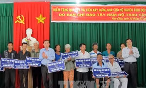 Góp sức chăm lo Tết cho hộ nghèo vùng Tây Nam Bộ
