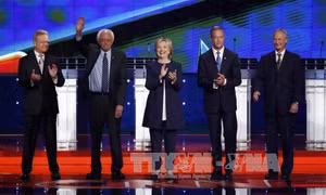 Bà Hillary là tâm điểm cuộc tranh luận của đảng Dân chủ