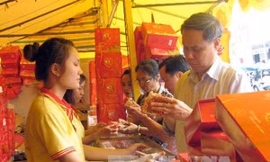 Bán bánh Trung thu trên vỉa hè tại Hà Nội là trái phép 