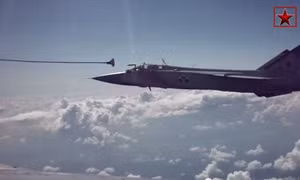 Màn tiếp nhiên liệu trên không ngoạn mục của MiG-31