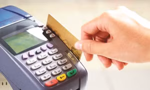 “Rút tiền qua thẻ” trốn phí, tránh lãi