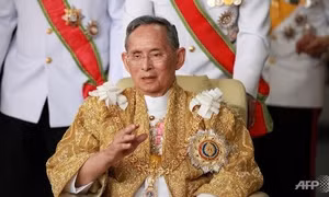 Nhà Vua Thái Lan bị nhiễm trùng phổi 