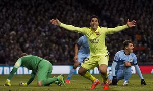 Luis Suarez lập cú đúp nhấn chìm Manchester City