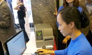 Suôn sẻ ngày đầu bán vé tàu điện tử