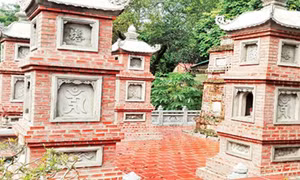 Thô bạo với di tích