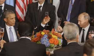 Ông Obama lạnh nhạt khi Tổng thống Putin mời rượu