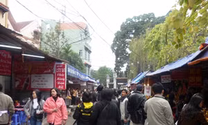 Trông xe 'chặt chém' người đi lễ đầu năm