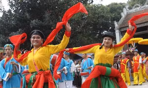 Ngày Xuân, xem trai làng Triều Khúc (Hà Nội) múa điệu trống bồng