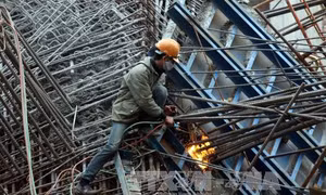 Thép từ công trường nhà ga Hà Đông rơi trúng ôtô