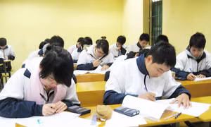 Nỗi lòng cha mẹ trước mùa thi