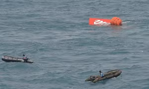 Đuôi máy bay AirAsia được đưa lên mặt nước 