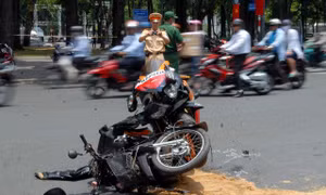 Mô tô phân khối lớn tông 2 người nguy kịch