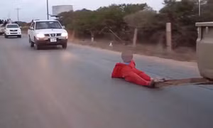 IS kéo lê tù nhân trên đường đến chết 