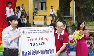 Tặng tủ sách cho học sinh nghèo Bắc Ninh