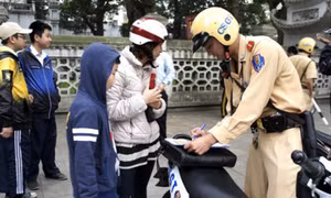 Mũ bảo hiểm đồng hành cùng trẻ em khi tham gia giao thông