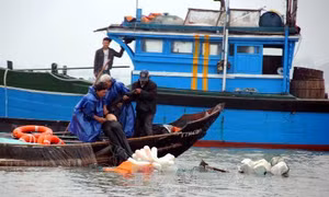Tàu cá bị chìm tại Cà Mau do thời tiết xấu