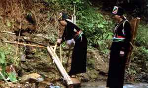 Đồng bào Khơ Mú lấy nước mới ngày Tết