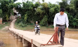 Người “bắc những niềm vui” trên sông Kỳ Cùng