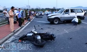 Ô tô tông xe máy, hất 2 người văng xuống cầu chết thảm