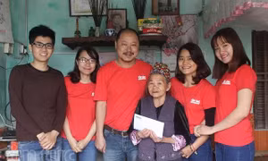 Báo Tin tức thăm gia đình liệt sỹ TTXVN