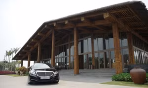 Mercedes-Benz Việt Nam giao xe S-Class cho Naman Retreat