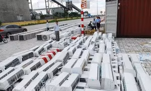 Tạm giữ 4 container hàng điện tử và mỹ phẩm nhập lậu 