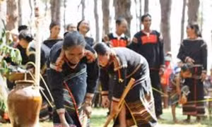 Người Êđê cầu mùa