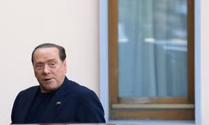 Cựu Thủ tướng Berlusconi xin tha phạt sớm