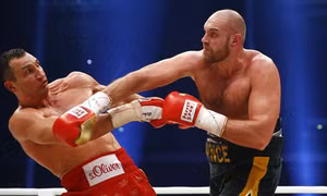 “Tiến sĩ búa thép” Wladimir Klitschko gục ngã