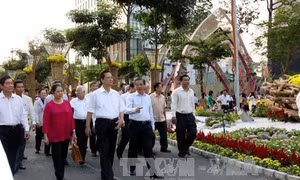 Thủ tướng đến thăm đường hoa Nguyễn Huệ
