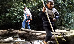 Nghị lực tìm chữ của cậu học trò người La Hủ
