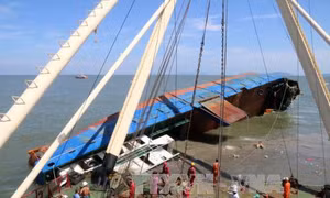 Trục vớt thành công tàu Hoàng Phúc 18