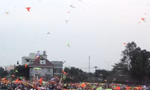 Bé trai 4 tuổi bị diều kéo lên rơi xuống đất tử vong