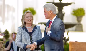 Ông Bill Clinton bênh vực bà Hillary về bê bối email